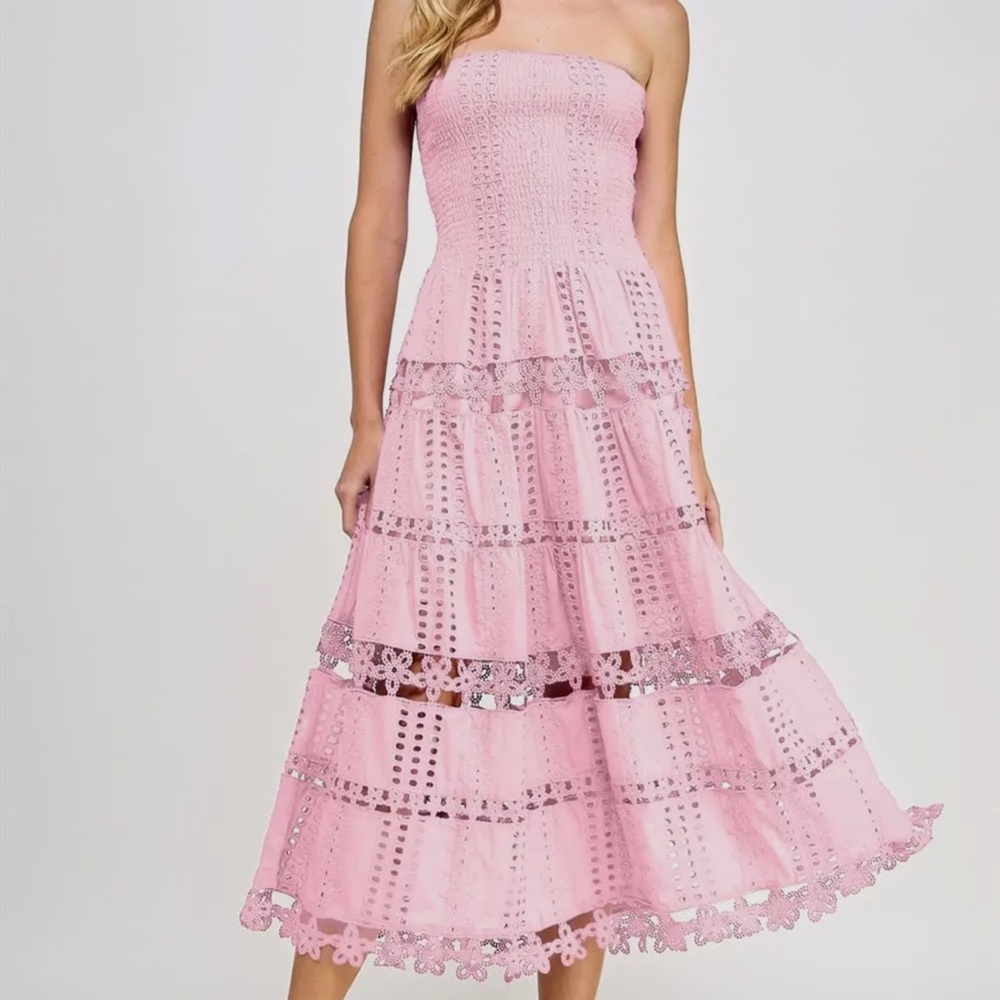 Eyelet tube strapless dress in cotton crochet lace.  Color: Pink Blossom